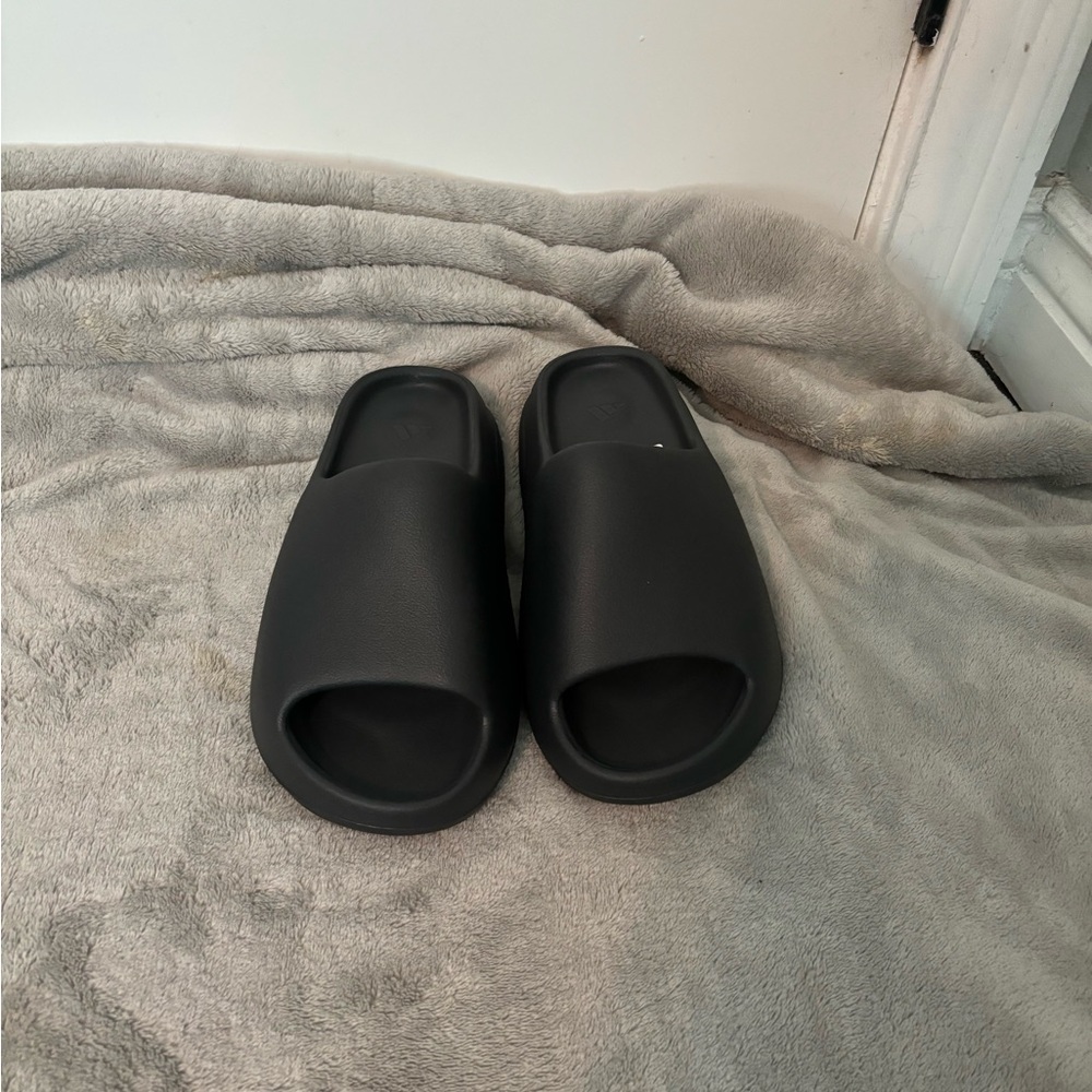 Yeezy slides size 10